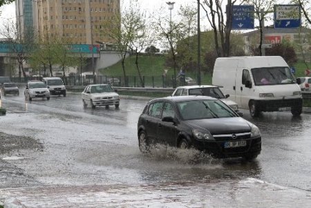 Yağışlı hava Bursa’da hayatı olumsuz etkiliyor