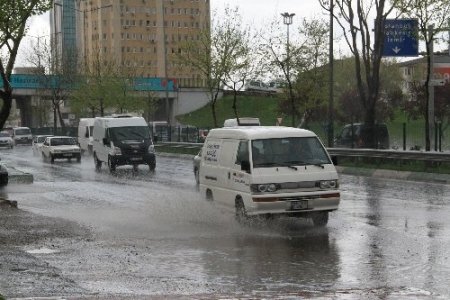 Yağışlı hava Bursa’da hayatı olumsuz etkiliyor