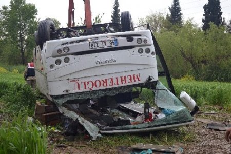 Yağışlı havada midibüs tarlaya uçtu: 5 ölü, 21 yaralı