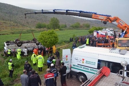 Yağışlı havada midibüs tarlaya uçtu: 5 ölü, 21 yaralı