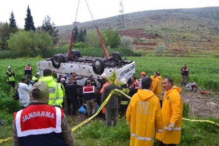 Yağışlı havada midibüs tarlaya uçtu: 5 ölü, 21 yaralı