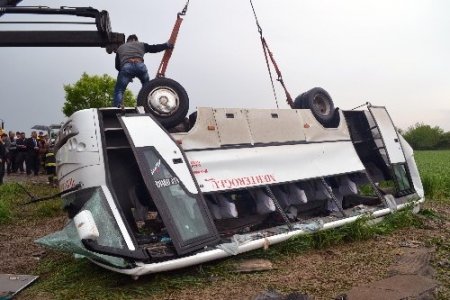 Yağışlı havada midibüs tarlaya uçtu: 5 ölü, 21 yaralı