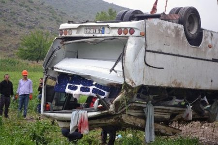 Yağışlı havada midibüs tarlaya uçtu: 5 ölü, 21 yaralı