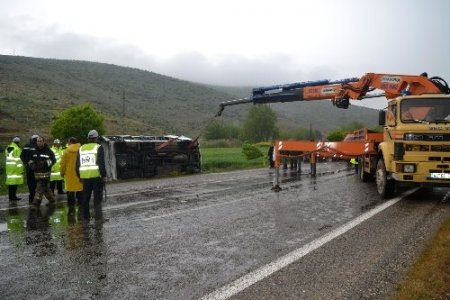 Yağışlı havada midibüs tarlaya uçtu: 5 ölü, 21 yaralı