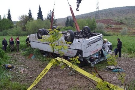 Yağışlı havada midibüs tarlaya uçtu: 5 ölü, 21 yaralı