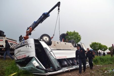 Yağışlı havada midibüs tarlaya uçtu: 5 ölü, 21 yaralı