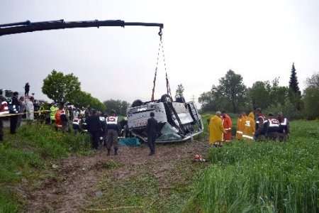 Yağışlı havada midibüs tarlaya uçtu: 5 ölü, 21 yaralı