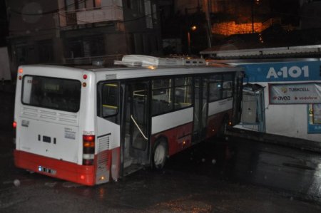 Yağışlı yolda virajı alamayan otobüs marketin duvarına çarptı
