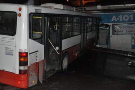 Yağışlı yolda virajı alamayan otobüs marketin duvarına çarptı