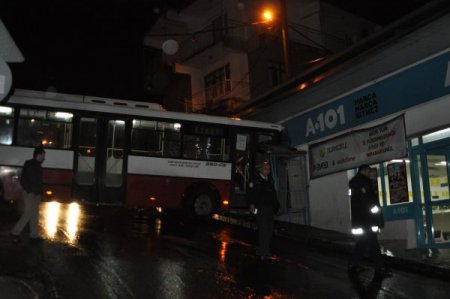 Yağışlı yolda virajı alamayan otobüs marketin duvarına çarptı