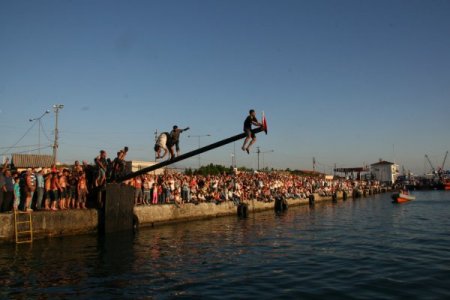 Yağlı Direk Yarışmacıları Bayrağı Dayanışma İle Aldı