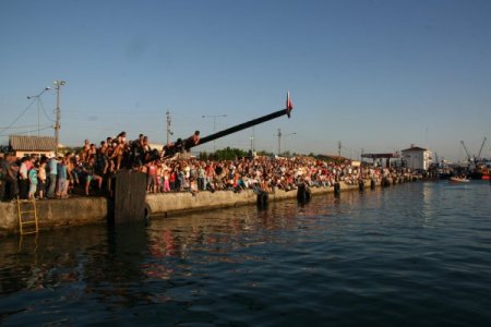 Yağlı Direk Yarışmacıları Bayrağı Dayanışma İle Aldı