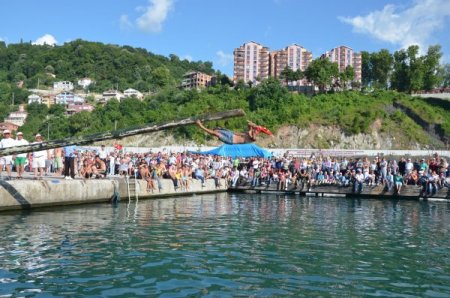 Yağlı Direkten Türk Bayrağını Kapmak İçin Kıyasıya Mücadele Ettiler