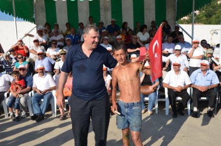 Yağlı Direkten Türk Bayrağını Kapmak İçin Kıyasıya Mücadele Ettiler