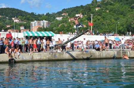 Yağlı Direkten Türk Bayrağını Kapmak İçin Kıyasıya Mücadele Ettiler