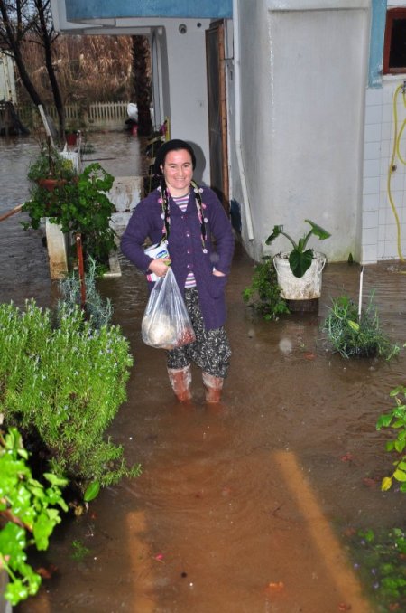 Yağmur, Fethiye’deki Bazı Evlerde Su Baskınlarına Yol Açtı