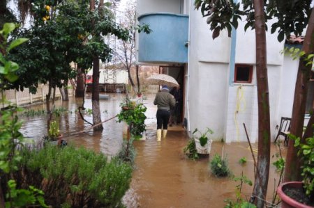 Yağmur, Fethiye’deki Bazı Evlerde Su Baskınlarına Yol Açtı