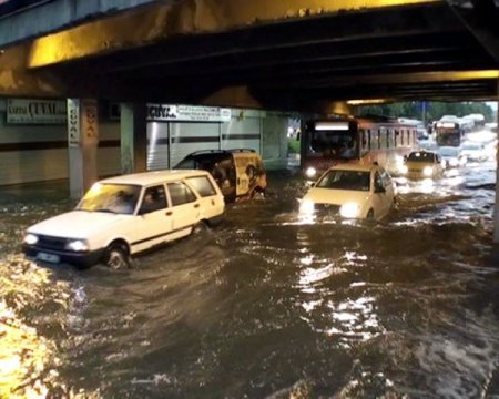 Yağmur, İstanbul'da Hayatı Olumsuz Etkiliyor