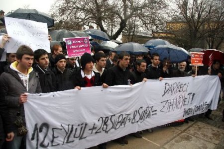 Yağmur Altında Danıştay'ın Katsayı Kararını Protesto Ettiler