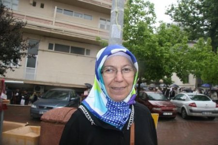 Yağmur Altında Saatlerce Hac Kayıtlarını Bekleyen Hatice Binay: Dereye De Göle De Düşsem Önemli Değil