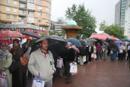 Yağmur Altında Saatlerce Hac Kayıtlarını Bekleyen Hatice Binay: Dereye De Göle De Düşsem Önemli Değil