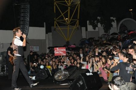 Yağmur Altında Teoman Coşkusu