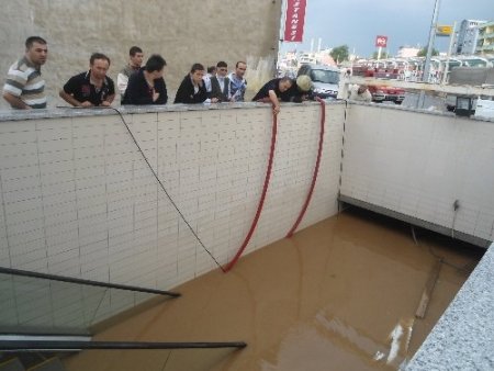 Yağmur bastırdı, alt geçitleri su bastı, derelerin su seviyesi yükseldi