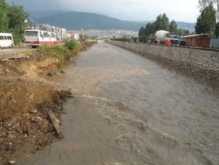 Yağmur bastırdı, alt geçitleri su bastı, derelerin su seviyesi yükseldi