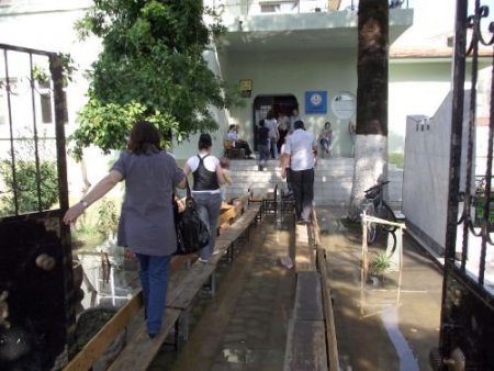 Yağmur Edremit'i Felç Etti, Oy Kullanacak Vatandaşlar Mahsur Kaldı