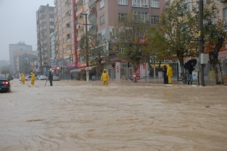 Yağmur Elazığ merkezi sular altında bıraktı