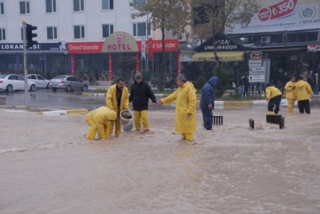 Yağmur Elazığ merkezi sular altında bıraktı