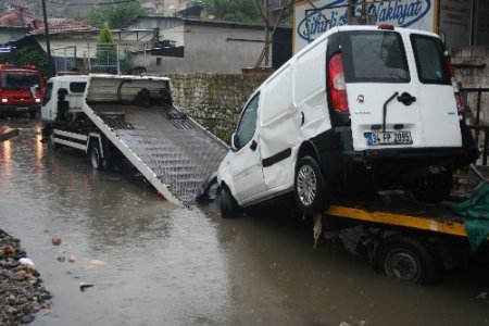 Yağmur İzmir'i savaş alanına çevirdi