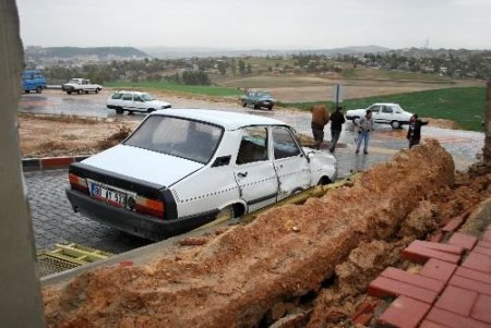 Yağmur Kadirli Devlet Hastanesi'nin Çevre Duvarını Yıktı