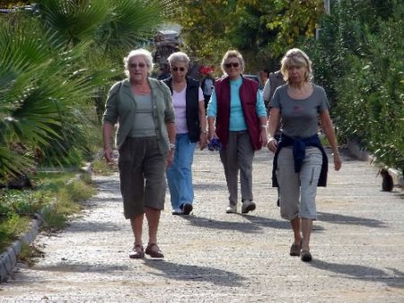 Yağmur Sonrası Güneşli Havayı Gören Turistler Side Plajı'nda Doğa Yürüyüşü Yaptı