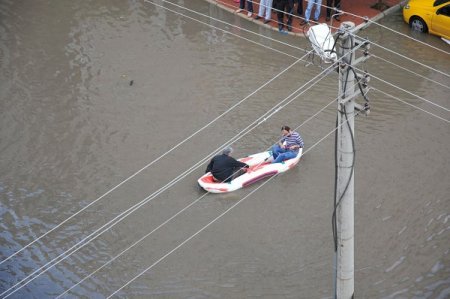 Yağmur Suyuyla Dolan Sokakta Botla Balık Tutmaya Çalıştı
