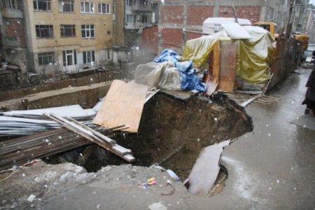 Yağmur Yağdı, İnşaat Alanı Bitişiğindeki Yol Çöktü