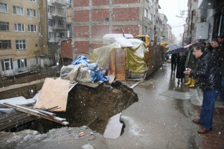 Yağmur Yağdı, İnşaat Alanı Bitişiğindeki Yol Çöktü