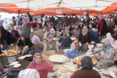 Yağmura rağmen hayırseverler kermesi boş bırakmadı
