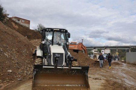 Yağmurda hasar gören yollar temizlendi