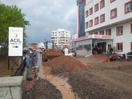 Yağmurda kanal patladı, hastaneyi su bastı