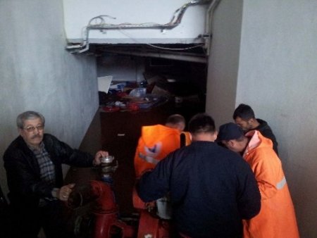 Yağmurda kanal patladı, hastaneyi su bastı