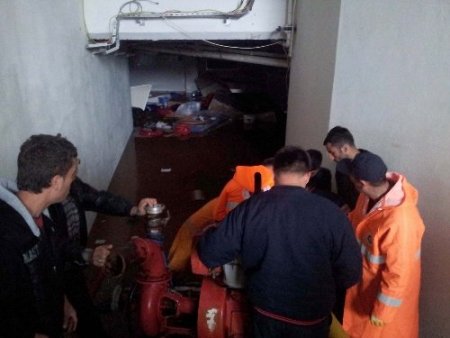 Yağmurda kanal patladı, hastaneyi su bastı