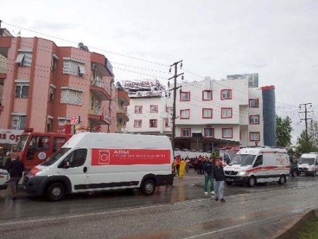 Yağmurda kanal patladı, hastaneyi su bastı