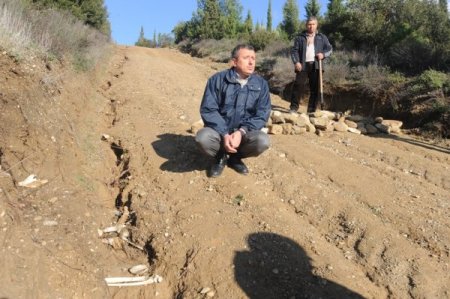 Yağmurda ortaya çıkan şehit kemiklerinin üstü örtüldü