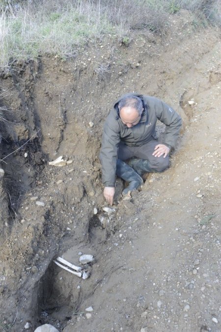 Yağmurda ortaya çıkan şehit kemiklerinin üstü örtüldü