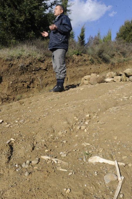 Yağmurda ortaya çıkan şehit kemiklerinin üstü örtüldü