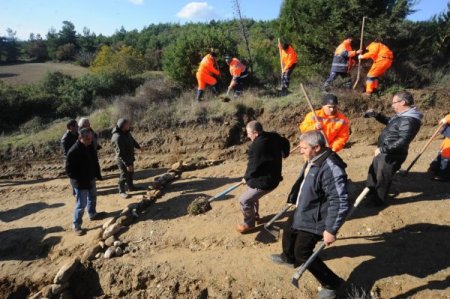 Yağmurda ortaya çıkan şehit kemiklerinin üstü örtüldü