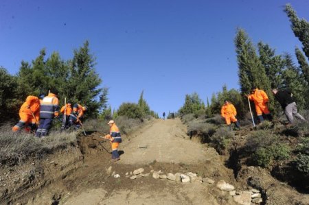 Yağmurda ortaya çıkan şehit kemiklerinin üstü örtüldü