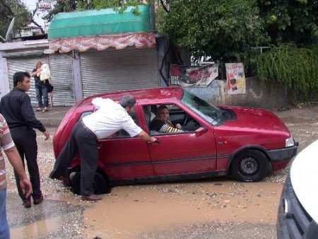Yağmurdan Çöken Yol Vatandaşı İsyan Ettirdi