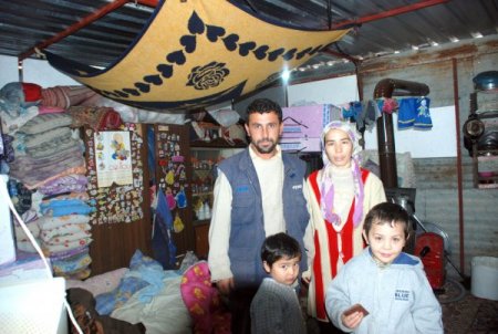 Yağmurdan korunmak için evin tavanına battaniye astılar